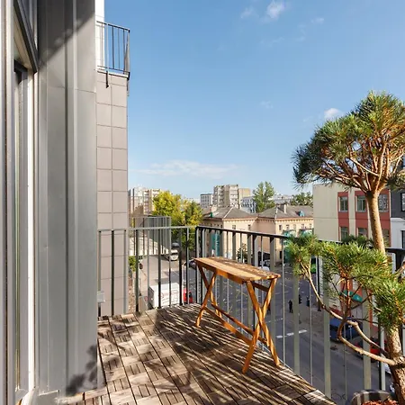 Center Loft With Parking *